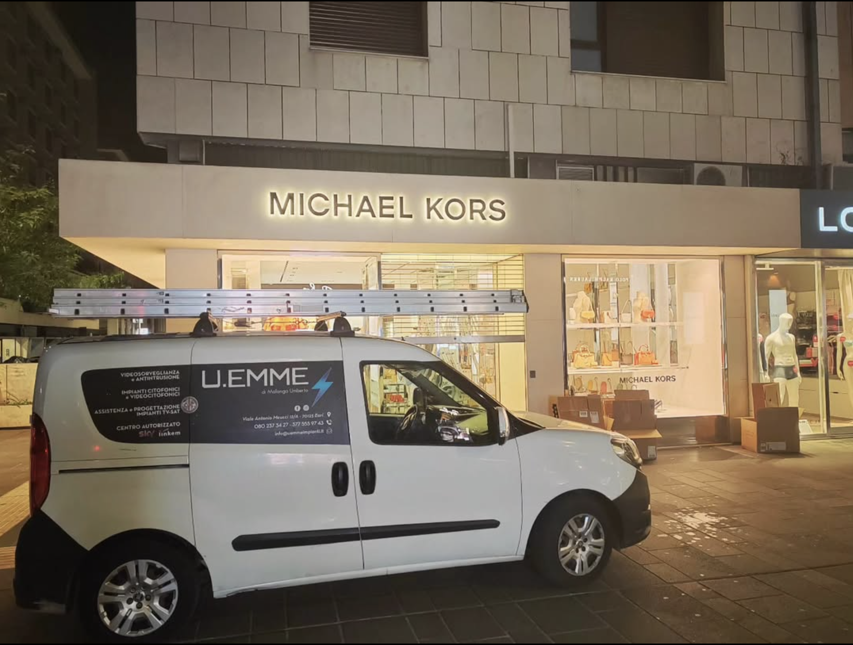 Furgone u.emme davanti allo store Michael Kors di Bari